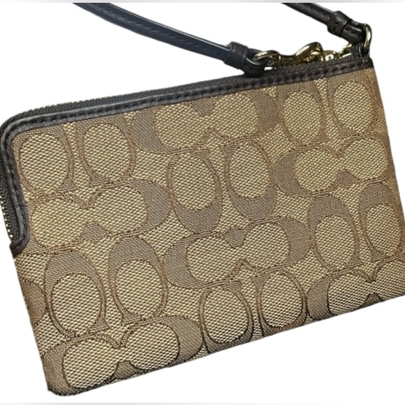 Coach Horse and Carriage corner zip wristlet with gift bag and bowđ„ - Picture 11 of 15